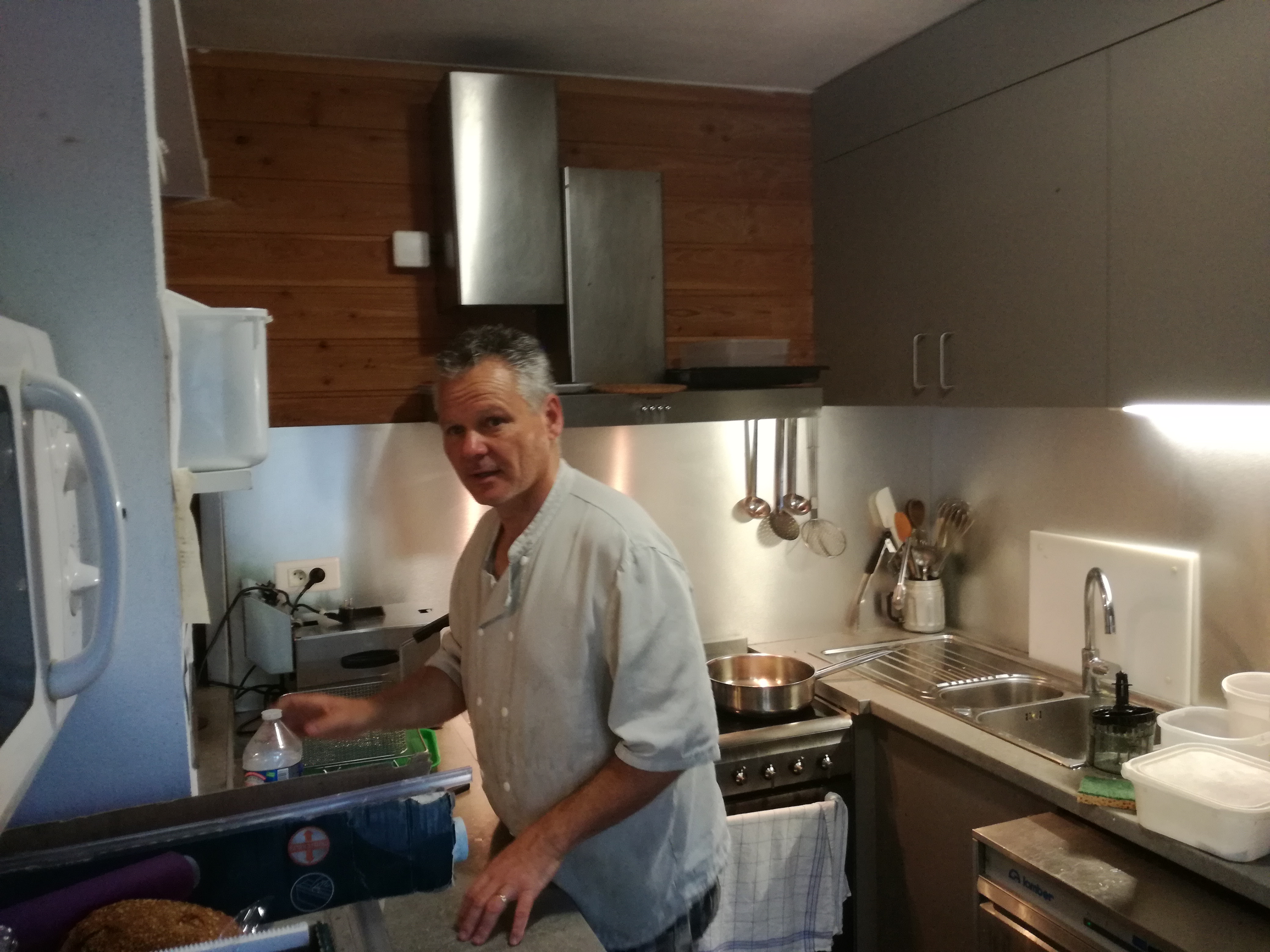 Claude le chef du gîte communal de Bousiéyas dans sa cuisine Marche et Rêve / Jean-Luc Queva