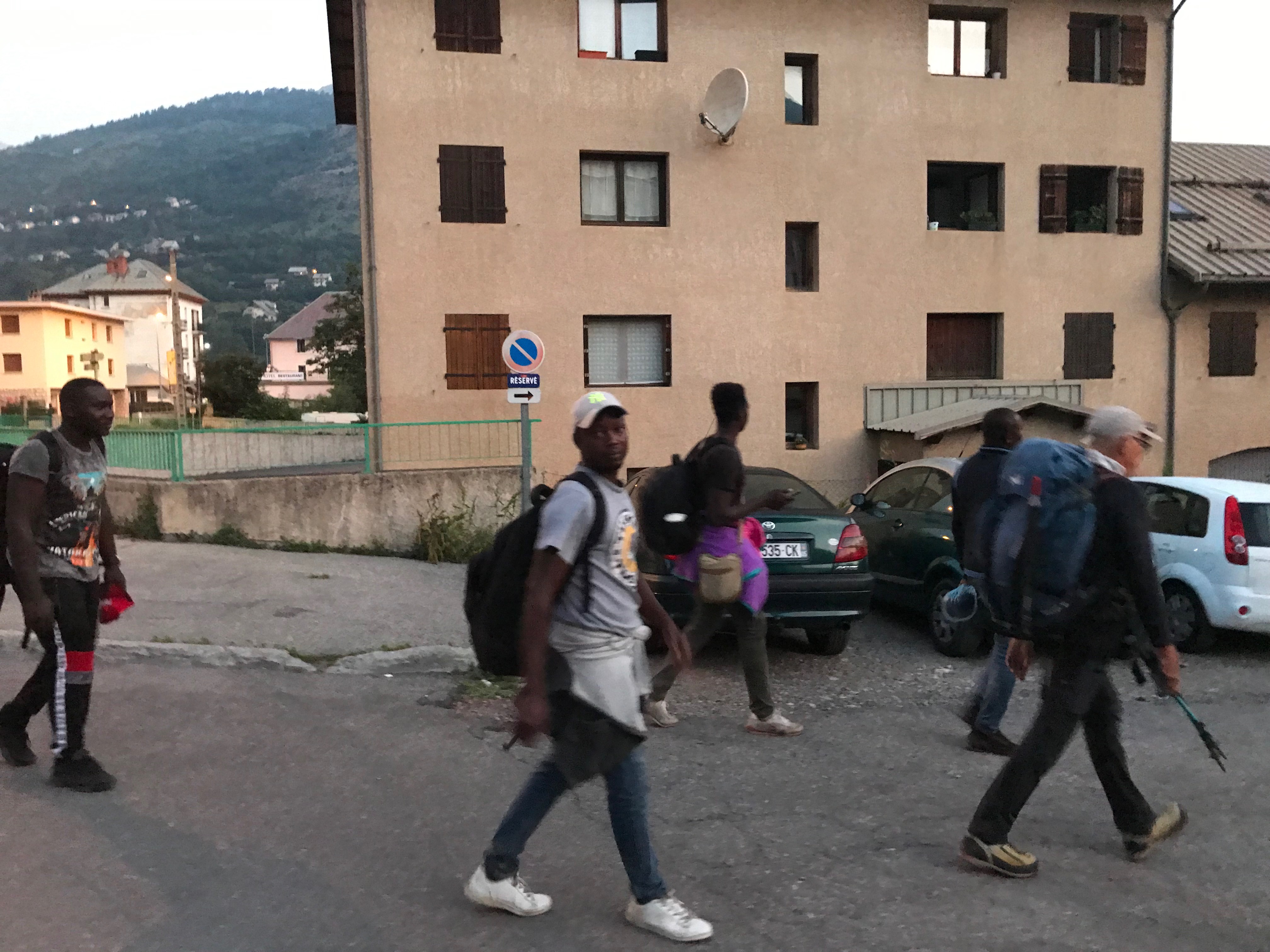5 heures 30, Jean Luc guide un groupe de migrants au ''Refuge solidaire'' de Briançon. Marche et Rêve / Jacky Fabis