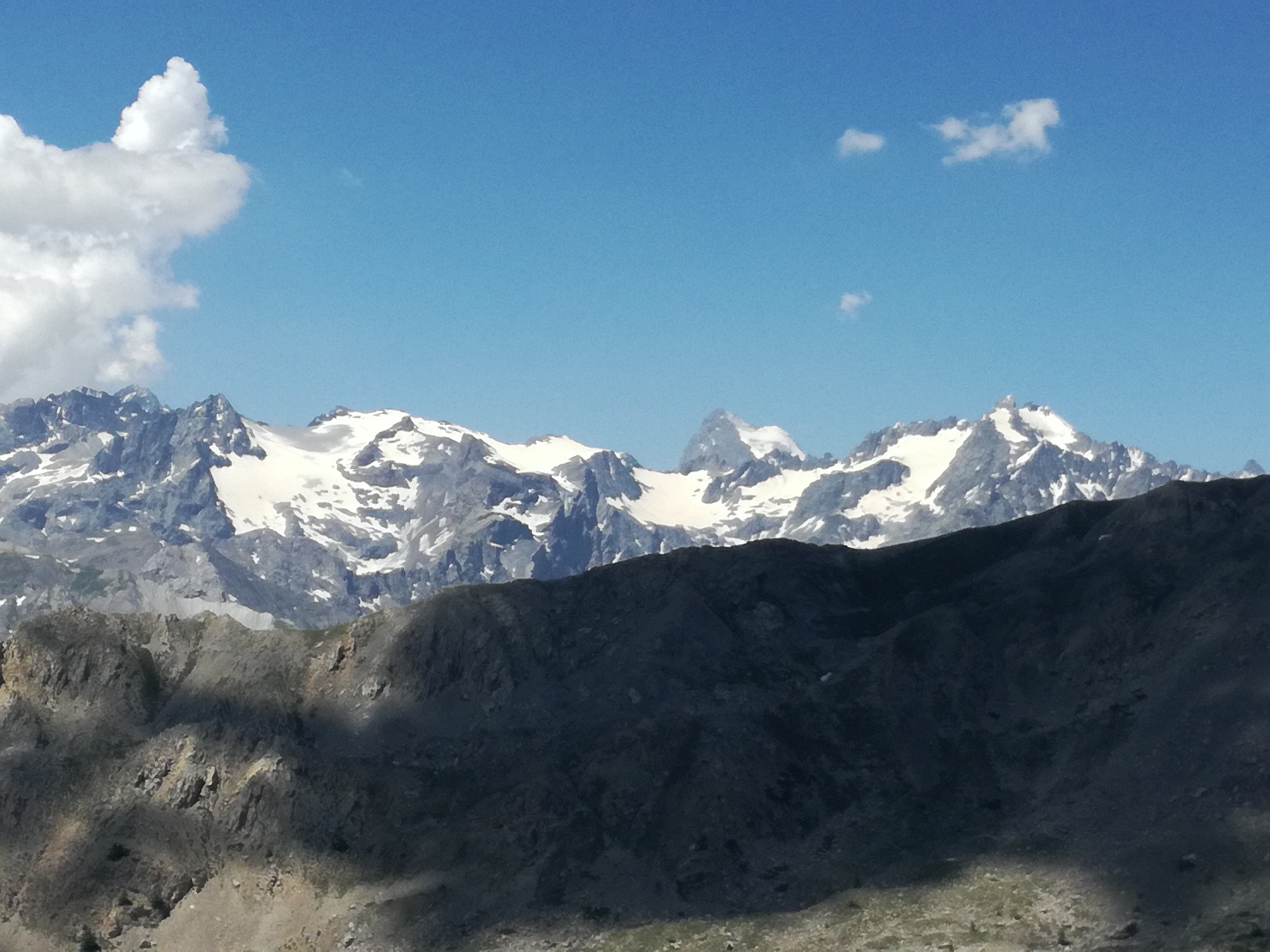 Entre le glacier du Monétier à gauche et la Montagne des Agneaux à droite, la Barre des Écrins (4102 m) et son Dôme de Neige. Marche et Rêve / Jean-Luc Queva