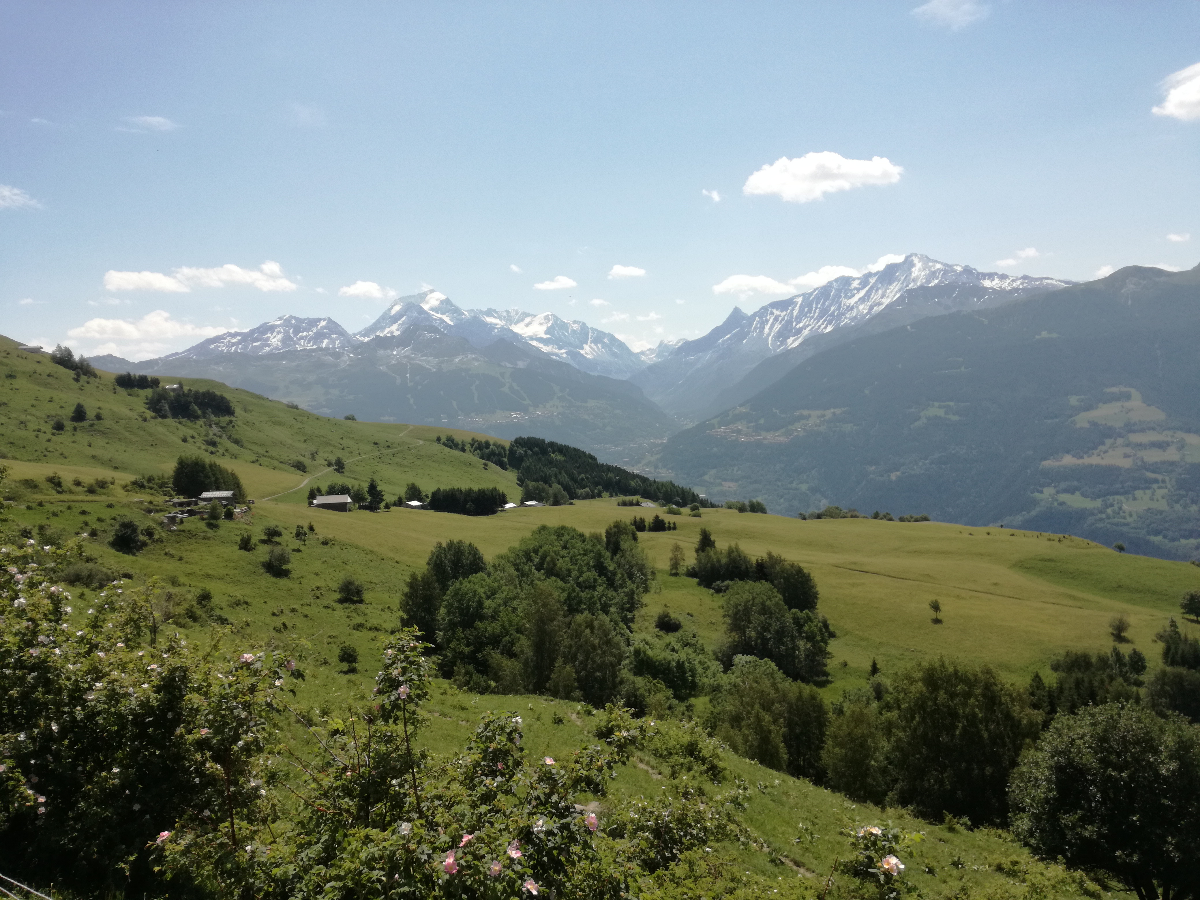 Au loin, la vallée de la Tarentaise et ses stations de ski. Marche et Rêve / Jean-Luc Queva