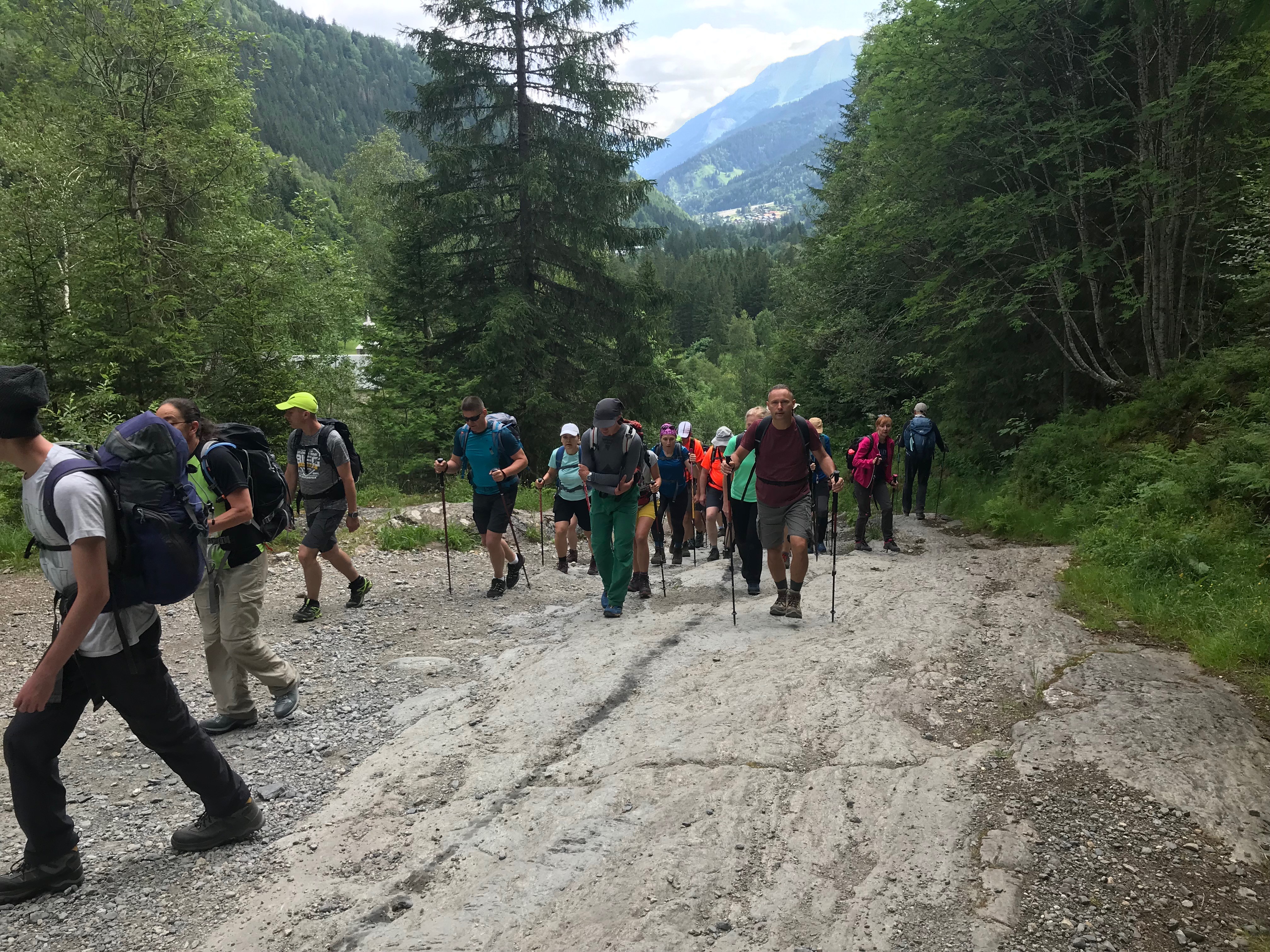 Nous croisons des nuées de marcheurs à l’assaut du tour du Mont Blanc. Marche et Rêve / Jacky Fabis