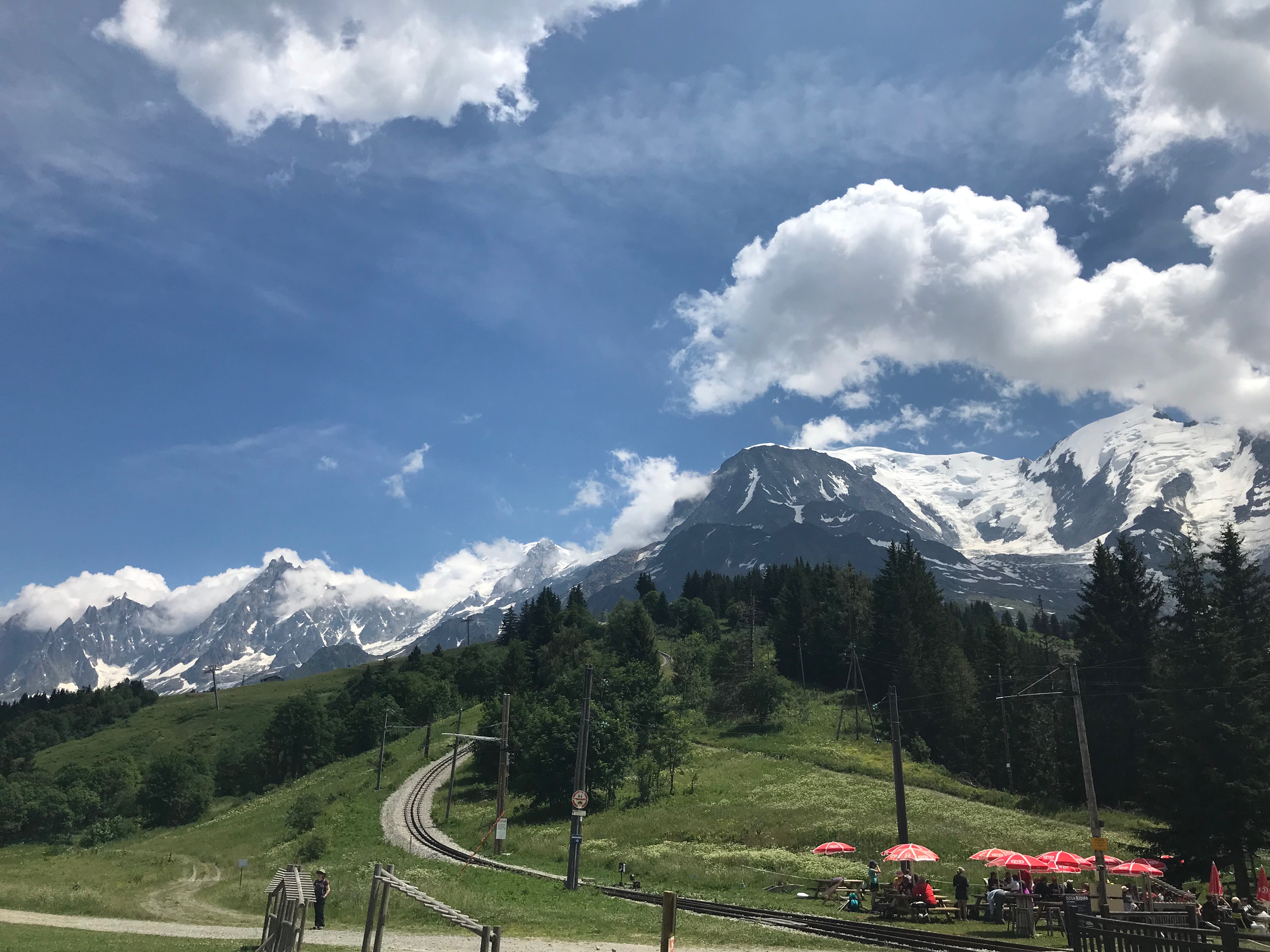 Le col de Voza avec son train à crémaillère et sa vue sur le massif du Mont Blanc. Marche et Rêve / Jacky Fabis