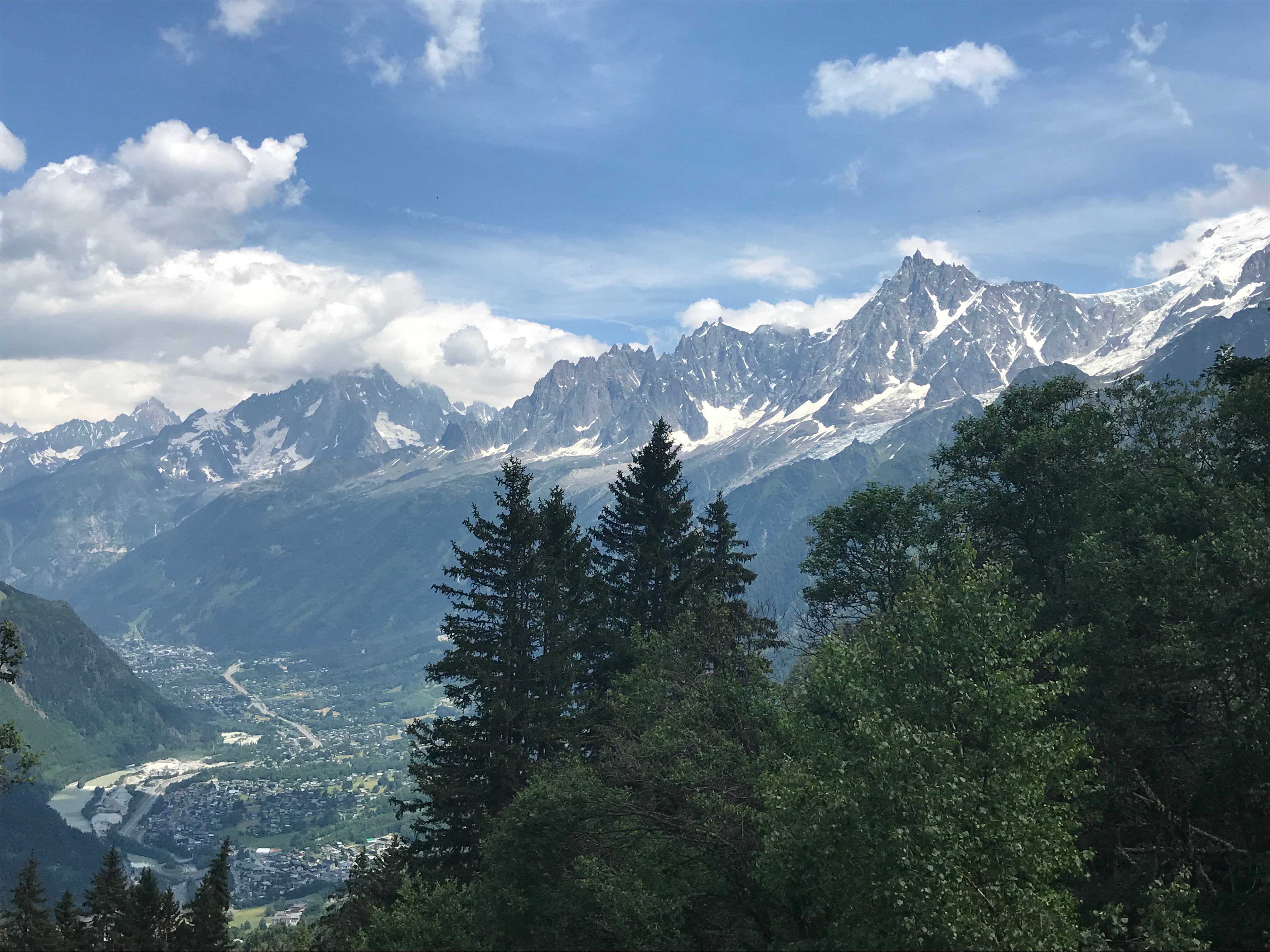 Descente vers les Houches avec vue sur Chamonix-Mont-Blanc. Marche et Rêve / Jacky Fabis