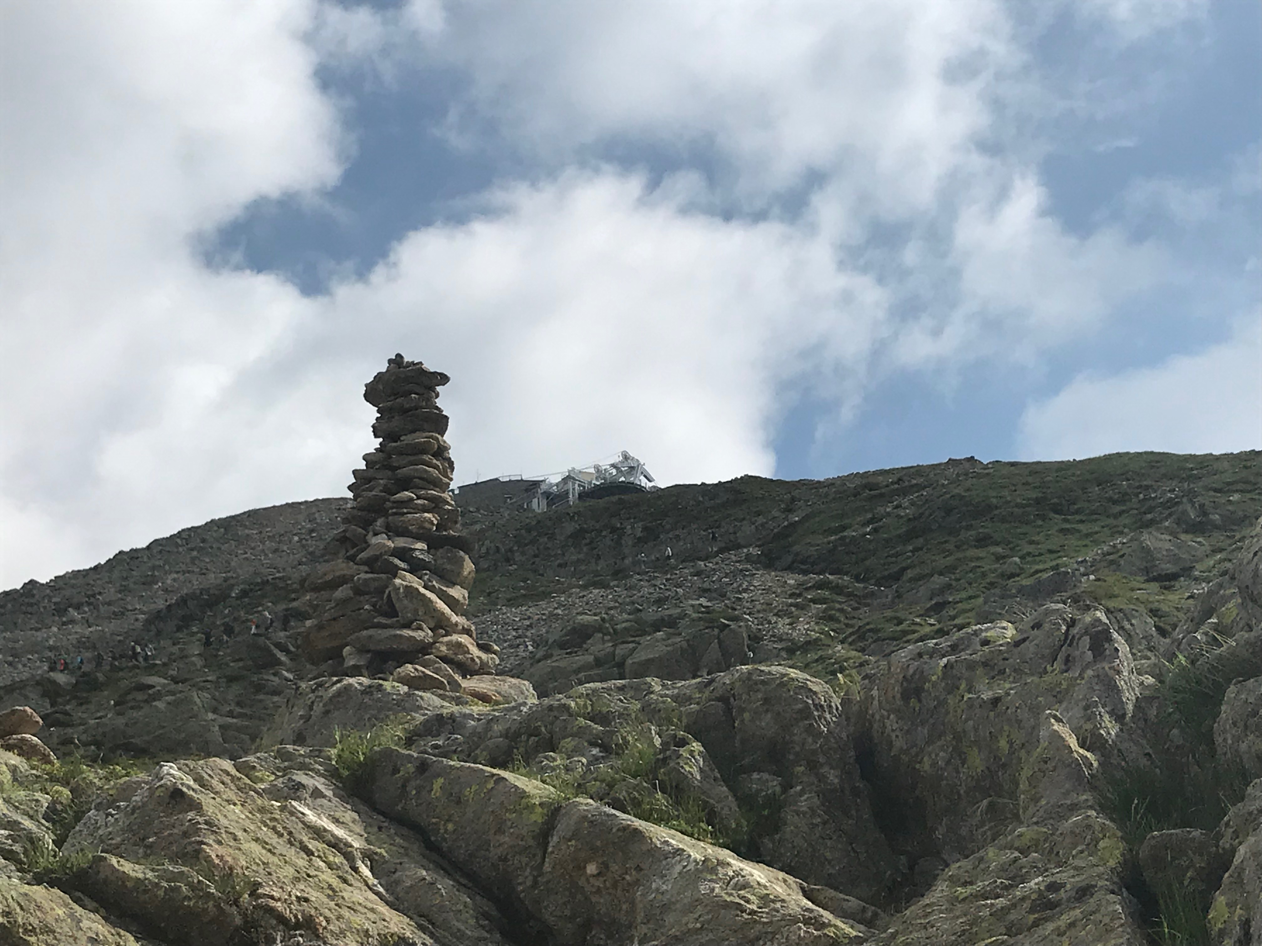 Suivre les cairns pour arriver à la gare du Brévent (2525 m). Facile à dire… Marche et Rêve / Jacky Fabis