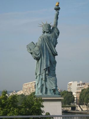 La statue de la Liberté vue du Pont de Grenelle à Paris ; une photo de Richard Maczka